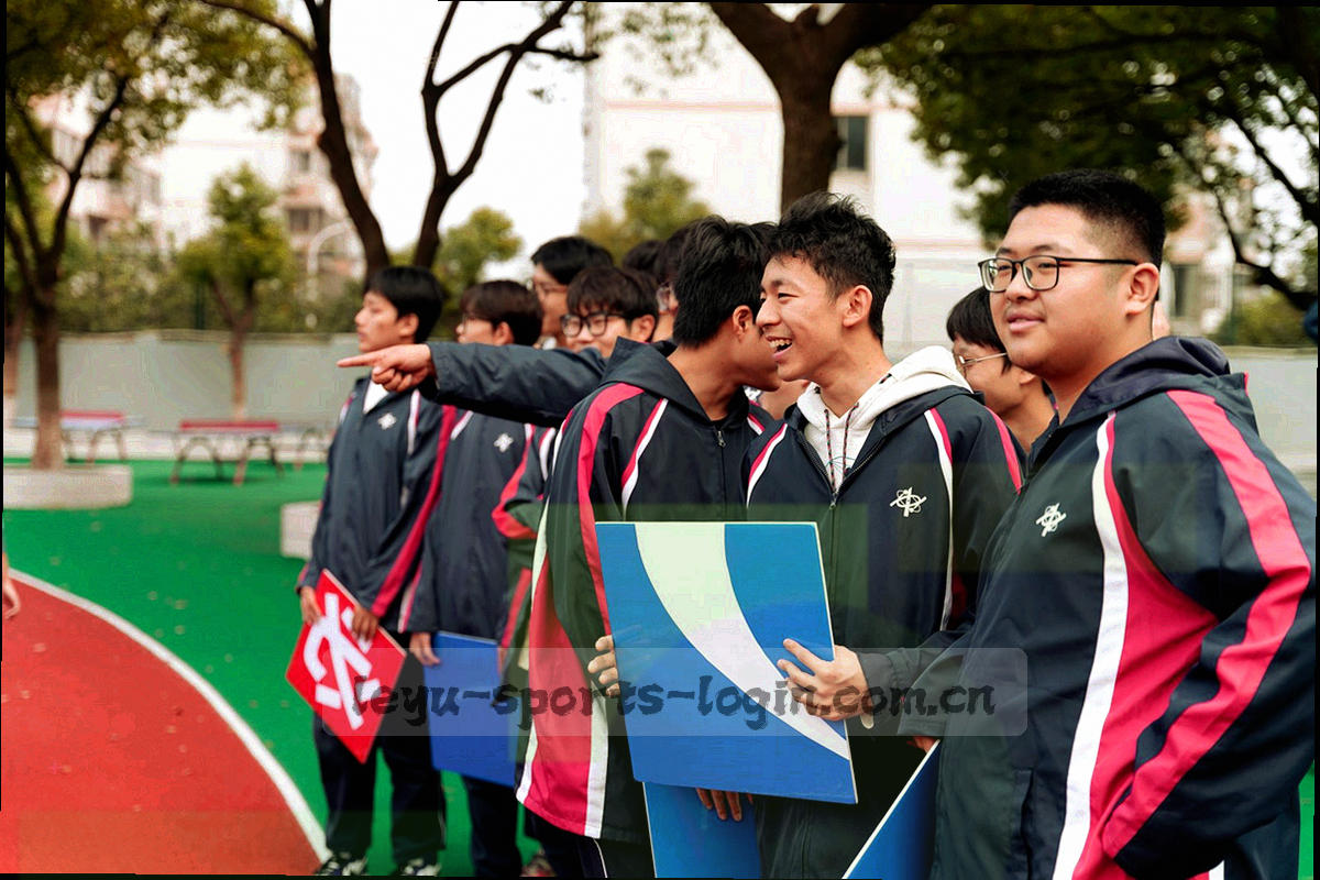 抽象光效与赛场绿色草地形成对比，营造科技感体育场氛围